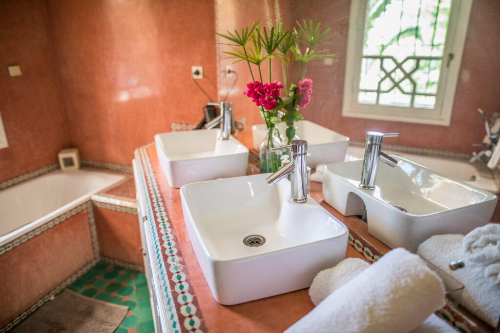 Salle de bain de la suite prestige – La Vie en Rose Marrakech
