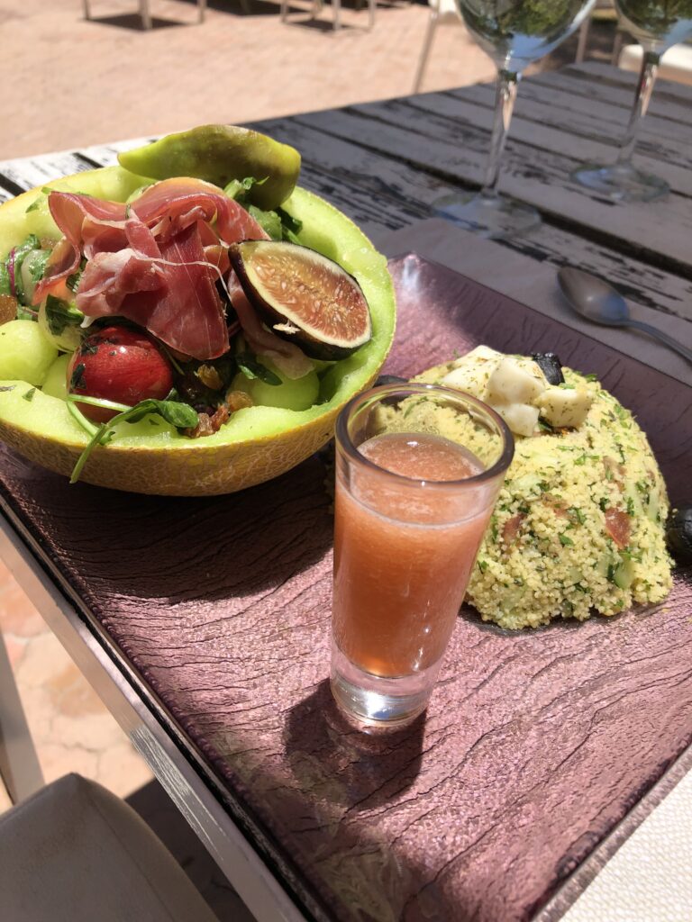 Plat frais préparé à la table d’hôtes – La Vie en Rose Marrakech