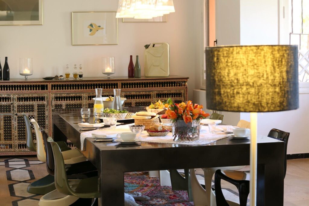 Table d’hôtes à l’intérieur de la maison – Marrakech