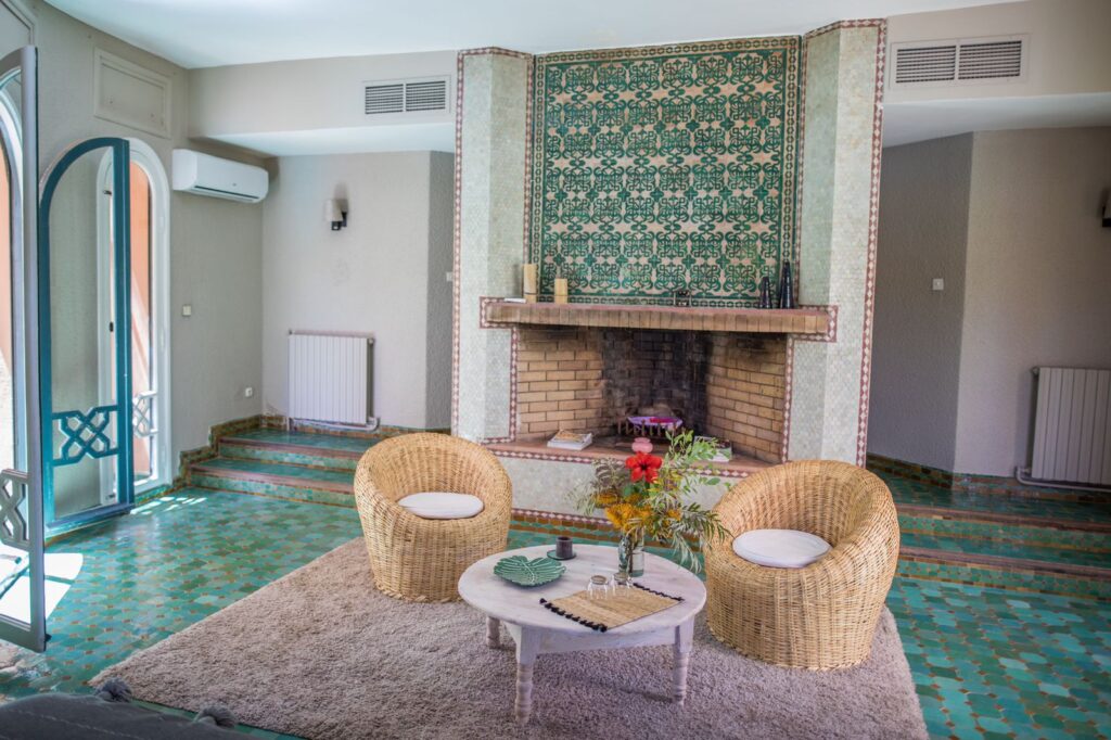 Cheminée de la suite prestige – La Vie en Rose Marrakech
