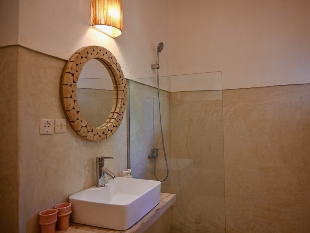 Salle de bain de la chambre double – La Vie en Rose Marrakech