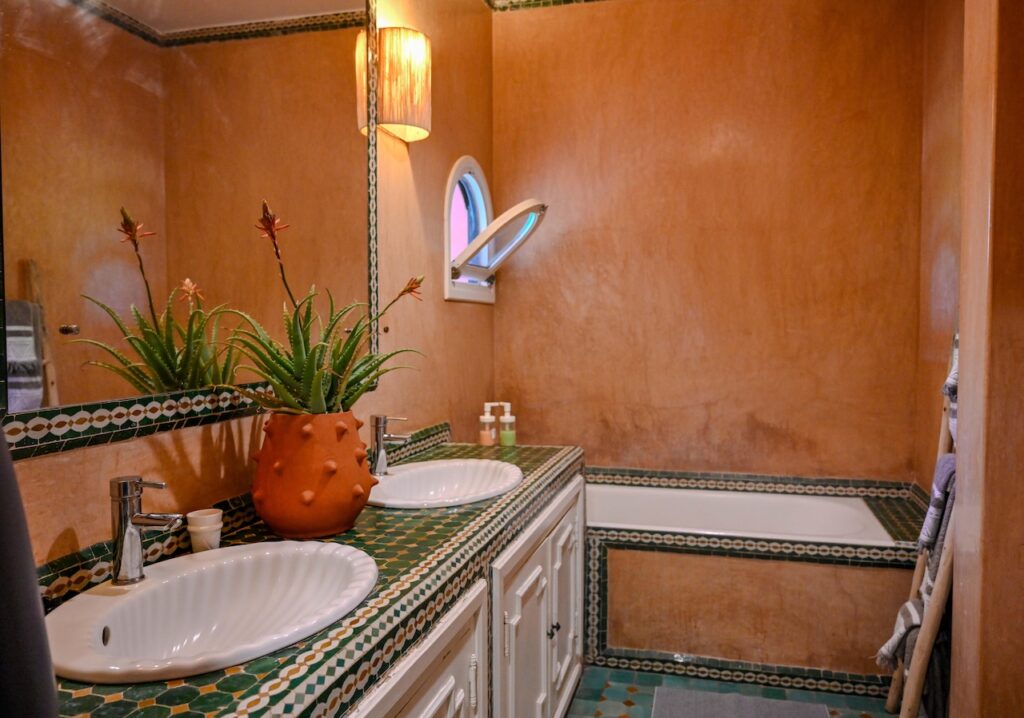 Salle de bain de la petite suite familiale – La Vie en Rose Marrakech