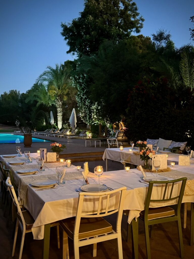 Table d’hôtes en extérieur, vue de nuit – La Vie en Rose Marrakech
